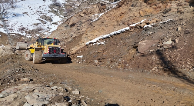 Kulp’un Kayacık Mahallesinde heyelan nedeniyle kapanan yol ulaşıma açıldı