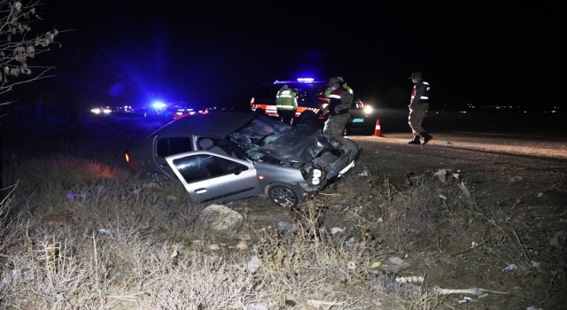 Şanlıurfa’da otomobil, kamyonetle çarpıştı 12 kişi yaralandı