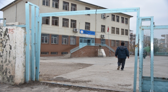 Şanlıurfa’da okulun bahçesindeki kapının çalınma anı güvenlik kamerasında