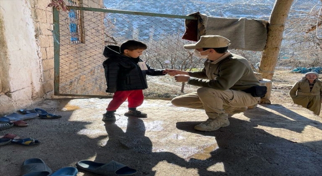 Uludere’de çocuklara giyim yardımı