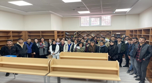 Mardin’de üniversite öğrencileri kitap bağışında bulundu