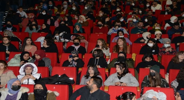”Kumandan” oyunu Diyarbakır’da tiyatroseverlerle buluştu