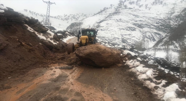 Sason’da heyelan nedeniyle kapanan Sarıyayla grup yolu ulaşıma açıldı