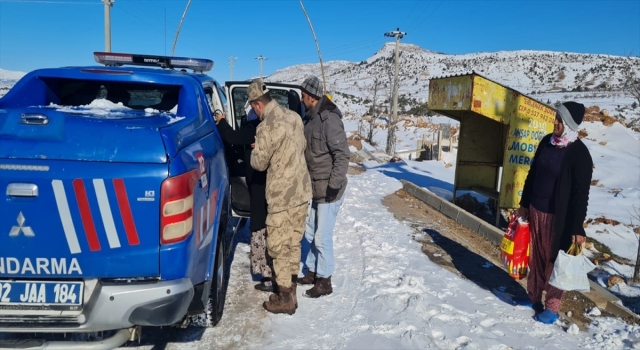 Karda mahsur kalan hastaları jandarma hastaneye götürdü