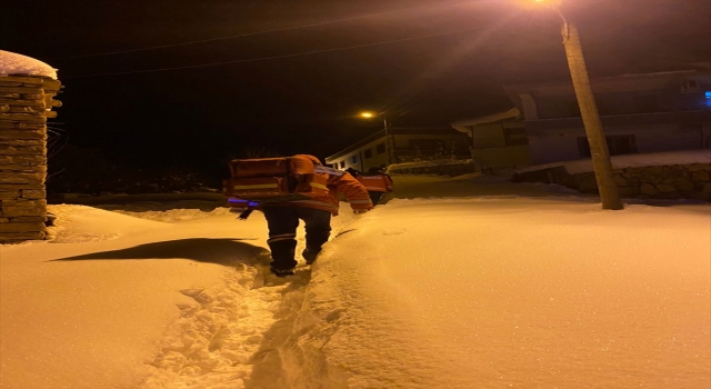 Diyarbakır’da yolu kardan kapalı mahalledeki hasta için ekipler seferber oldu 