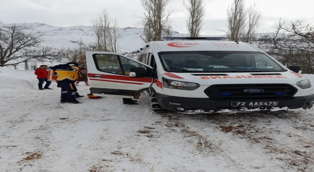 Batman’da Kovid19 hastası, yolu kapanan köyden hastaneye ulaştırıldı