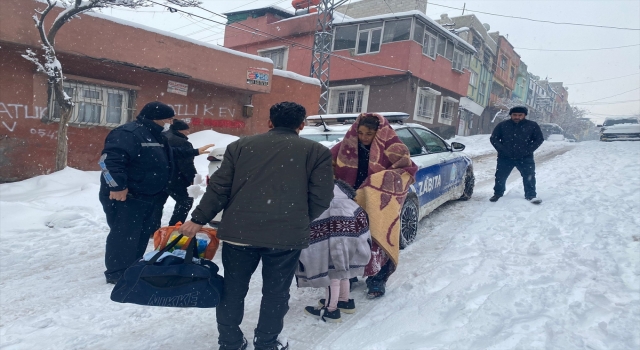 Gaziantep’te karda yolda kalan vatandaşlara belediye ulaşım desteği sağlıyor