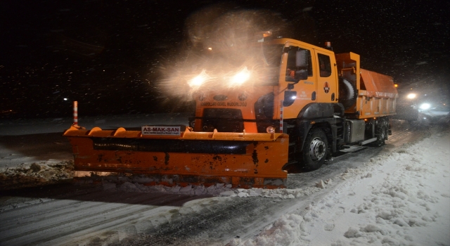 DiyarbakırSiverek kara yolunda karda mahsur kalan 2’si yolcu otobüsü 49 araç kurtarıldı