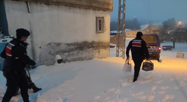 Kardan dolayı oğlunu göremeyen teyzenin özlemini jandarma giderdi 