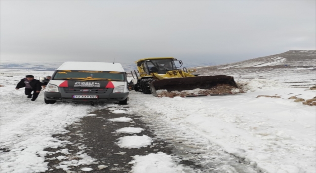 Batman’da karda mahsur kalan minibüsteki yolcular kurtarıldı