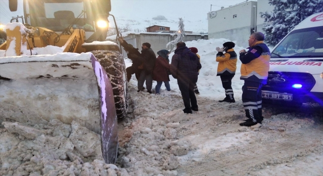 Kardan kapanan yolu açan ekipler hamile kadını hastaneye ulaştırdı