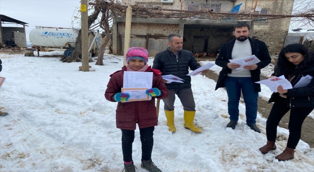 Kozluk’ta kardan okula gidemeyen öğrencilerin karneleri evlerine götürüldü