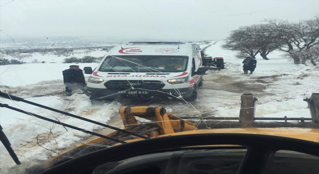 Gaziantep’te kar saplanan ambulansı belediye ekipleri kurtardı