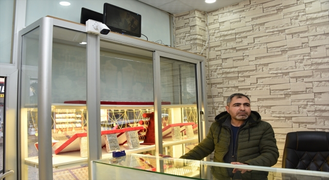 Şanlıurfa’da kuyumcuya giren hırsızlar, alarmın devreye girmesiyle kaçtı
