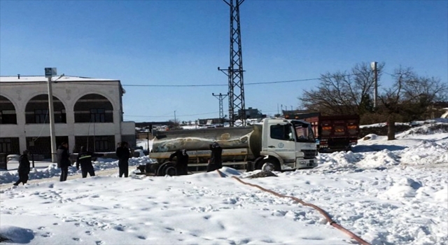 Diyarbakır’da besicilere tankerlerle su taşındı