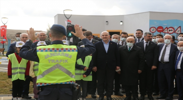 Bakan Soylu, Mardin’de trafik eğitim parkında çocuklarla bir araya geldi