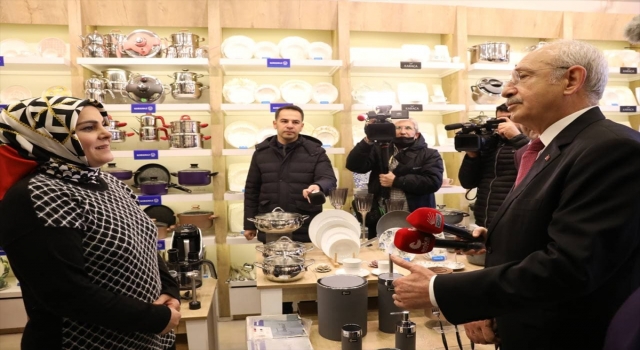 Kılıçdaroğlu, Diyarbakır’da esnafı ziyaret etti, partisine katılanlara rozet taktı: