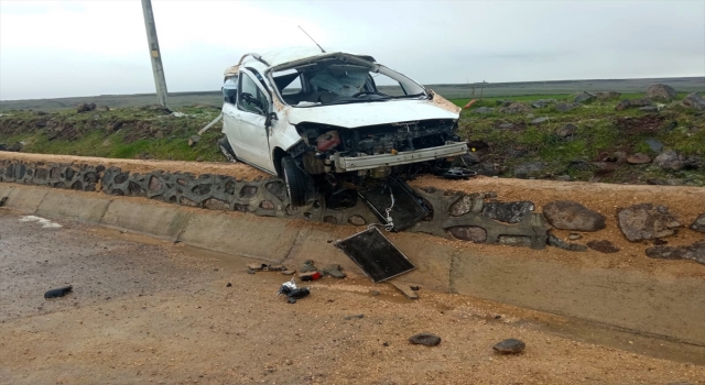 Şanlıurfa’da hafif ticari araç şarampole devrildi: 1 ölü, 2 yaralı 