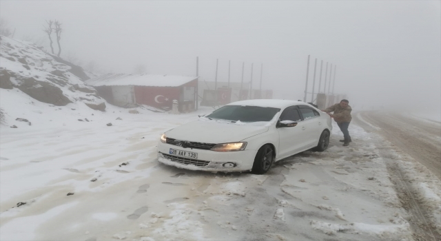 Şırnak’ta kar nedeniyle yolda kalan araçlar kurtarıldı