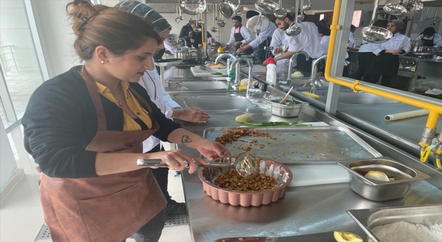 ŞÜ öğrencileri ”soryaz” bitkisinden 14 çeşit yemeği Diyarbakır’daki fuara hazırlıyor