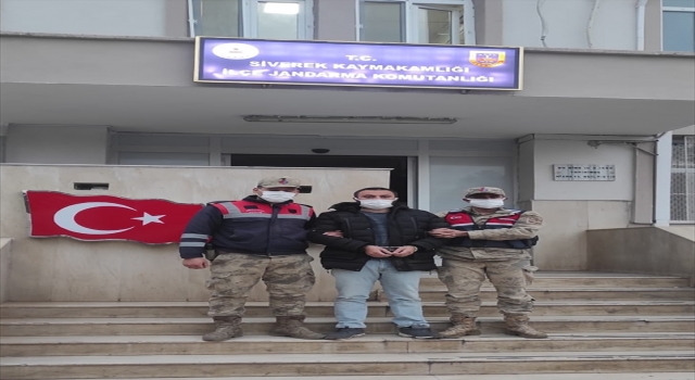 Şanlıurfa’da aranan cinayet zanlısı saklandığı çuvalların altında yakalandı