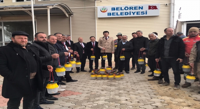Adıyaman’da Antep fıstığı üreticilerine feromon tuzak dağıtıldı