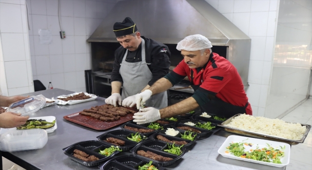 Şanlıurfa’da her gün 6 bin 500 kişiye iftar yemeği veriyor