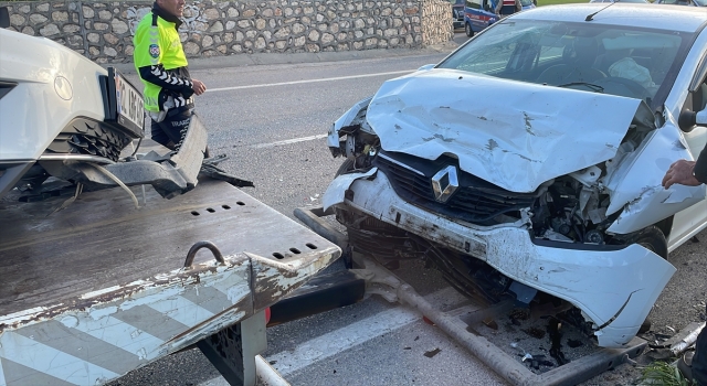 Adıyaman’da iki otomobilin çarpıştığı kazada 5 kişi yaralandı