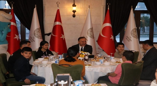 Şanlıurfa’da ”Dünya Yetimler Günü” dolayısıyla iftar verildi