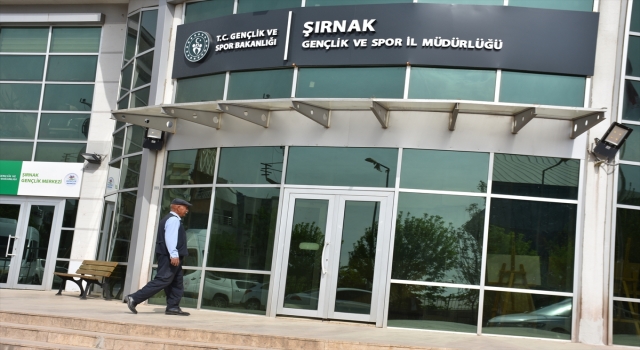 Şırnak’ta 67 yaşındaki Yusuf amca görev yaptığı okulda basketbol oynuyor