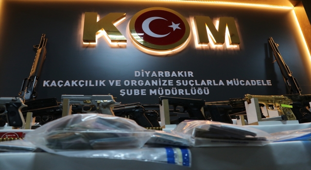 Diyarbakır’da silahlı suç örgütüne yönelik operasyonda ele geçirilenler sergilendi