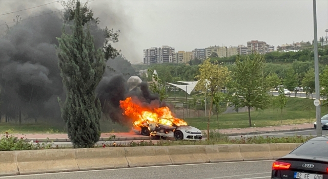 Şanlıurfa’da seyir halindeyken yanan otomobil kameraya yansıdı