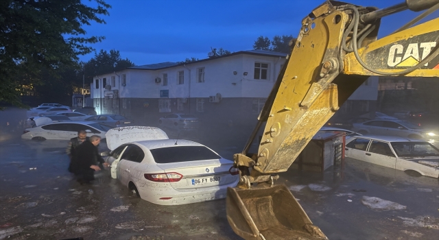 Adıyaman’da sağanak nedeniyle bazı ev ve iş yerlerini su bastı