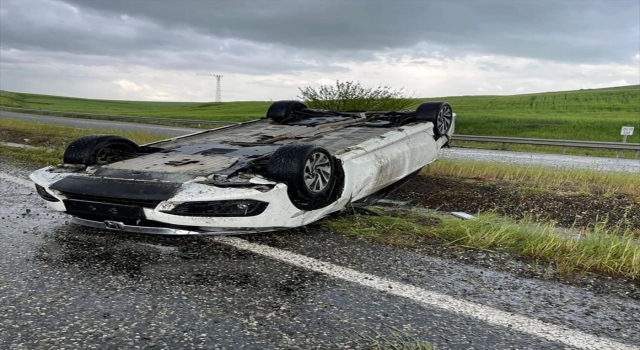 Diyarbakır’da devrilen otomobildeki 6 kişi yaralandı