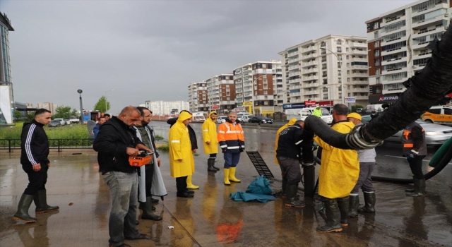 DİSKİ ekipleri yağmur suyu ızgaralarını olası su baskınlarına karşı temizliyor 