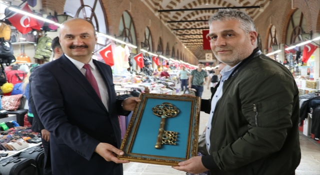 Batman’a atanan Vali Canalp’e Osmanlı yadigarı çarşının temsili anahtarı verildi
