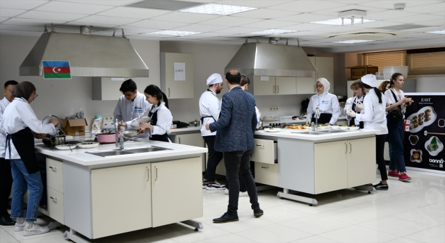 Türk ve yabancı öğrenciler birbirlerine mutfak kültürlerini öğretiyor