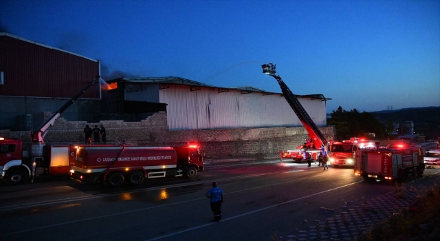 Gaziantep’te fabrikada çıkan yangına müdahale ediliyor