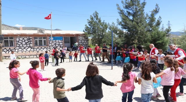 Kızılay gönüllülerinden Siirt’in köylerindeki öğrencilere afet eğitimi