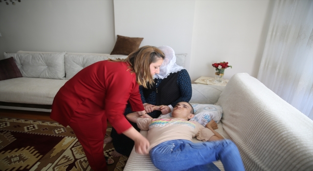 Zihinsel ve bedensel engelli kardeşinin hayata tutunması için tekerlekli sandalye istiyor