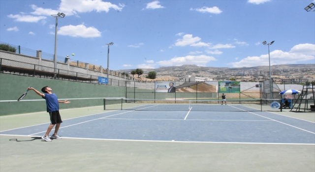 Anadolu Yıldızlar Ligi’nin tenis çeyrek finalleri Şırnak’ta devam ediyor