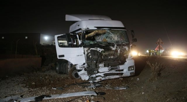Çekici Yol Kenarında Bekleyen Minibüse Çarptı: 14 Yaralı