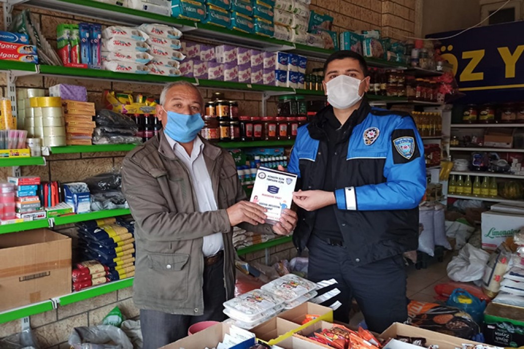 Polisler Covid-19 broşürleri dağıttı
