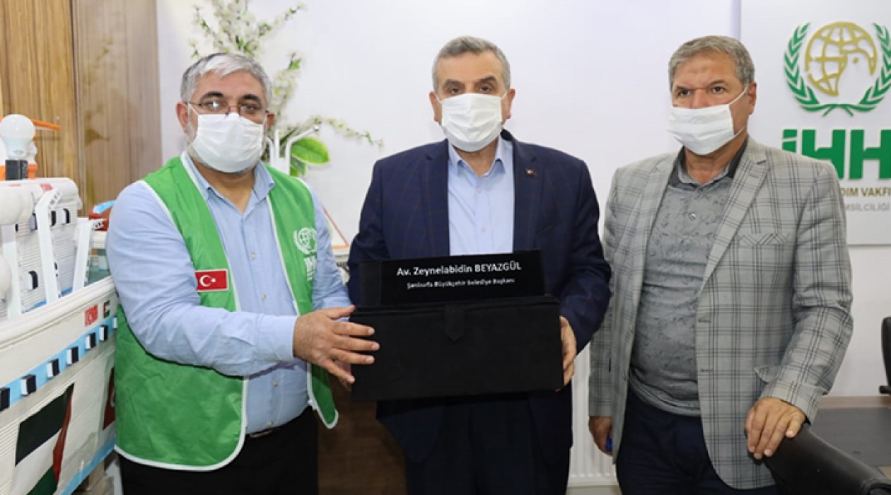 Maaşını Filistinlere bağışladı