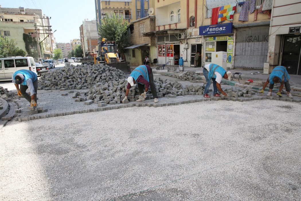 Haliliye belediyesinden iki mahallede parke çalışması
