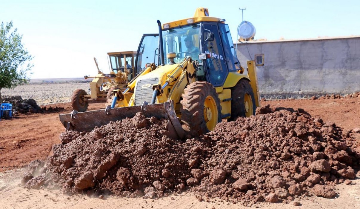 Siverek’in kırsal mahallelerinde yol yapım çalışmaları sürüyor