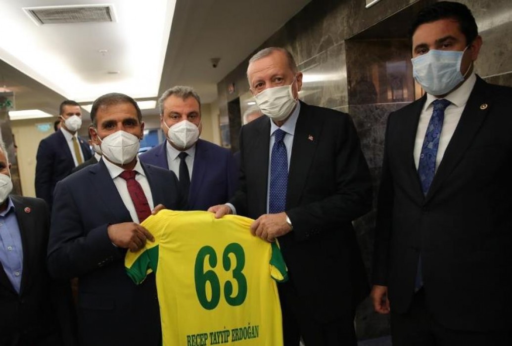 Cumhurbaşkanı Erdoğan’a Urfaspor Forması Hediye Edildi