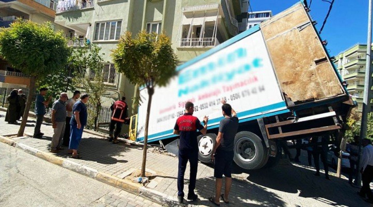 Nakliye Aracı Kontrolden Çıkınca Ortaya Bu Manzara Çıktı