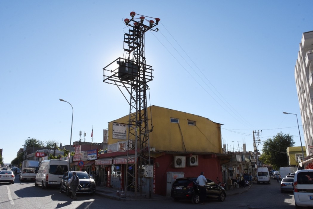 Hilvan’da DEDAŞ’a Ait Kaldırımdaki Elektrik Direği Tehlike Oluşturuyor
