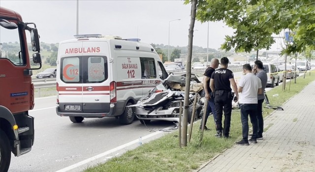 Beton mikseri otomobilin üstüne devrildi